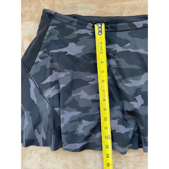 Athleta Match Point Black Gray Camo Skort/Skirt Sz Medium - Picture 6 of 6